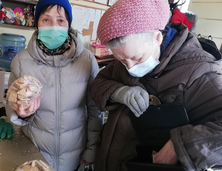 Раздача печенья и сладостей от наших партнеров в Храме Смоленской Иконы Божией Матери в Давыдково