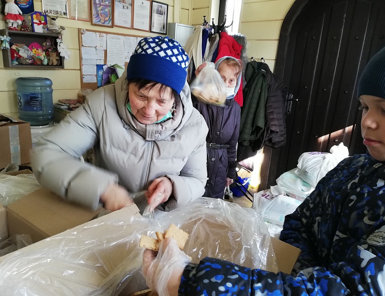 Раздача печенья и сладостей от наших партнеров в Храме Смоленской Иконы Божией Матери в Давыдково