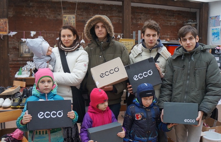 Раздача обуви от Компании ECCO (попечителя нашего Фонда) многодетным и малообеспеченным семьям