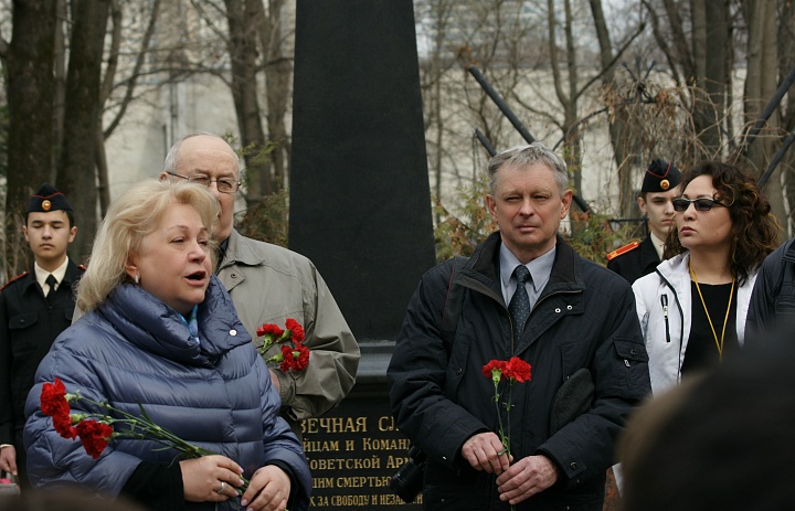 Участие в общегородской мемориально-патронатная акции по уходу за памятниками, мемориальными досками, памятными знаками и захоронениями участников Великой отечественной войны на Ваганьковском кладбище.